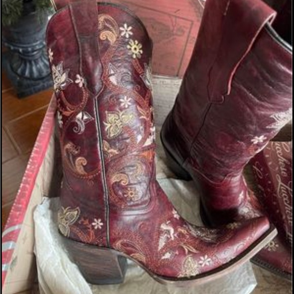 Lucchese size 7C. Western Boots 
Roses embroidered
Aggie Maroon 
Burgundy - Picture 3 of 6